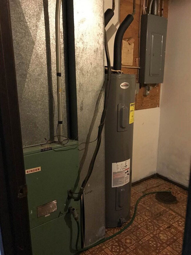 2507 W 4th St unit 2, Cedar Falls, IA 50613 - photo 4