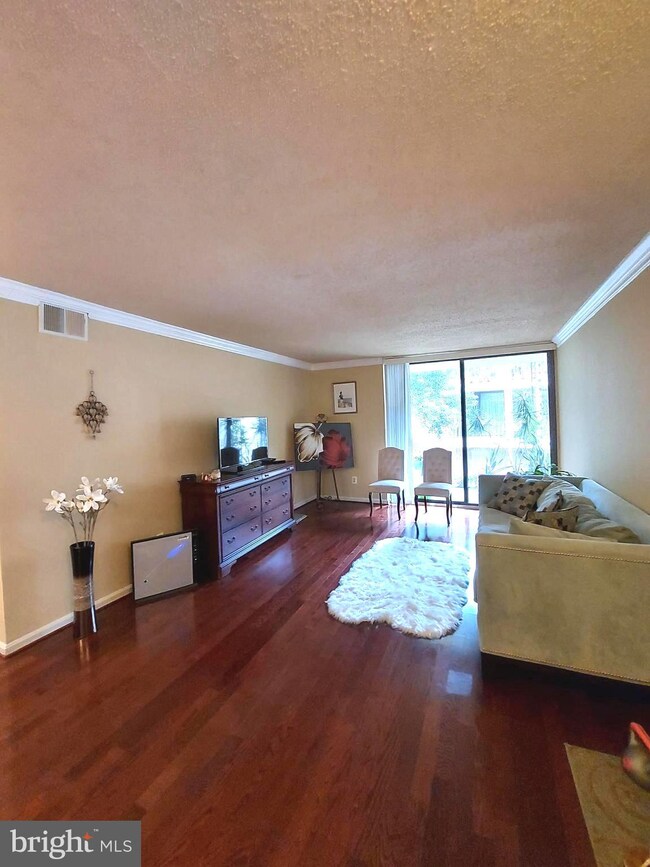 3127 Patrick Henry Dr unit 236, Falls Church, VA 22044 - photo 3