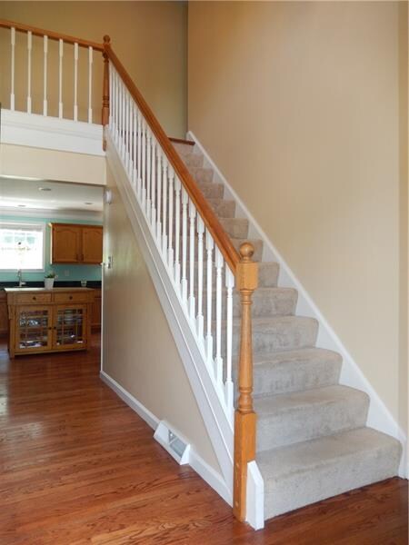 Foyer has hardwood floor