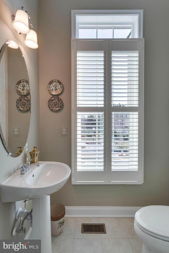 6082 Madison Park Dr, Falls Church, VA 22041 - photo 3