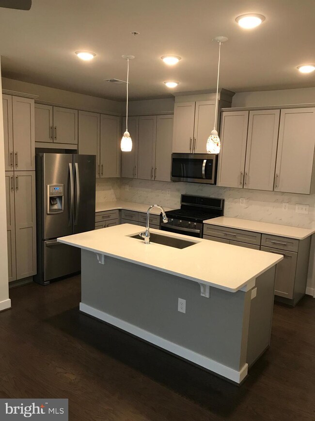 13313 Launders St, Herndon, VA 20171 - photo 4