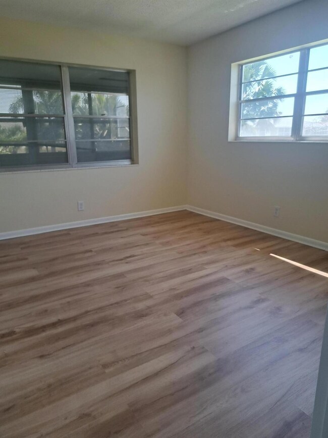 241 Sheffield J, West Palm Beach, FL 33417 - photo 4