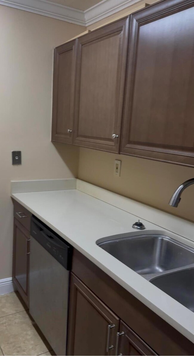 Presidential Golfview unit 4010, West Palm Beach, FL 33401 - photo 2