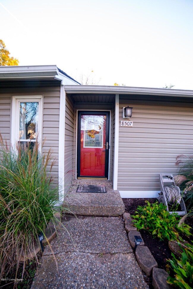 8507 Roseborough Rd, Louisville, KY 40228 - photo 2