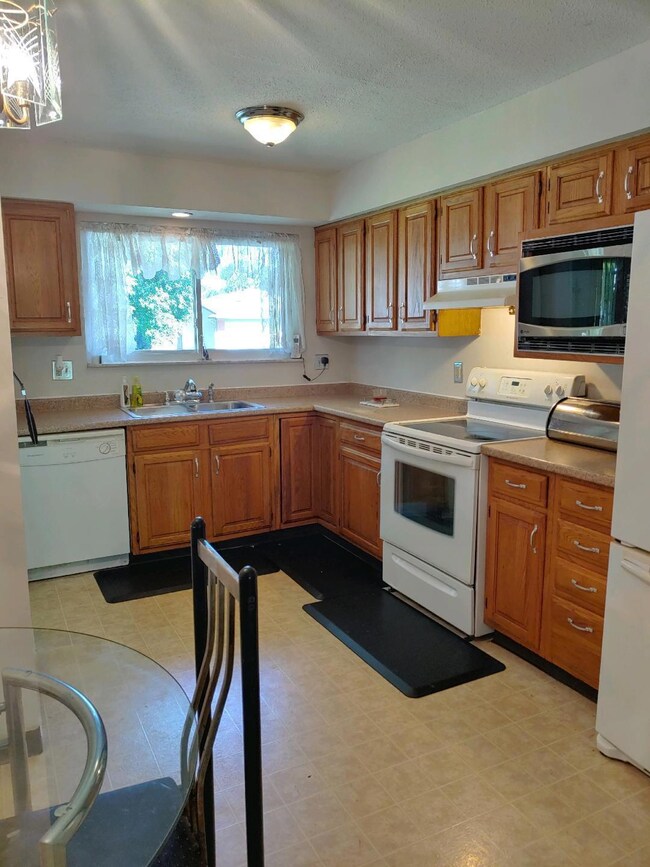 4919 Comstock - Kitchen1
