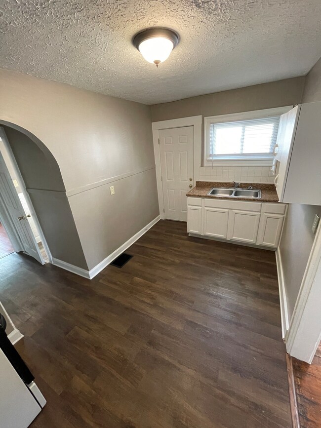 896 N Gladstone Ave, Indianapolis, IN 46201 - photo 6