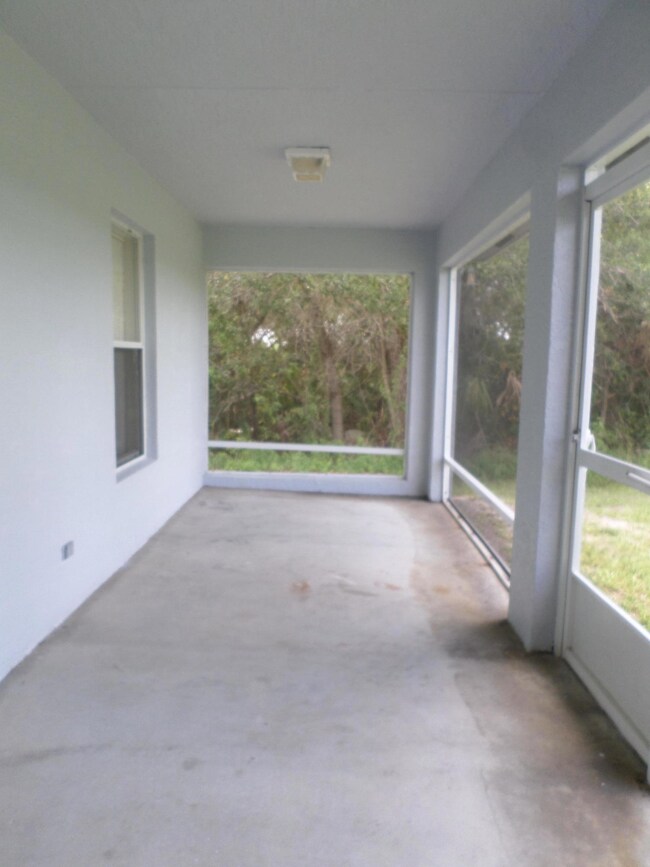 Large  Coved Screened