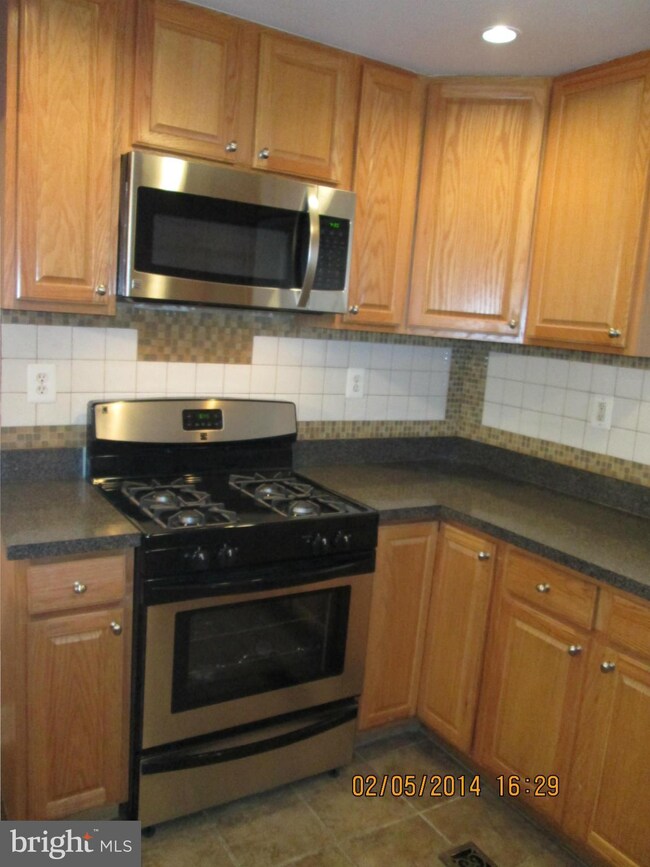 947 Owens Rd, Oxon Hill, MD 20745 - photo 4