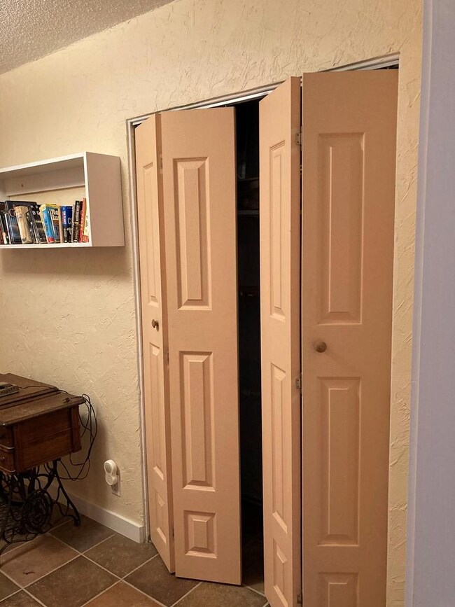 3rd bedroom/Office Closet