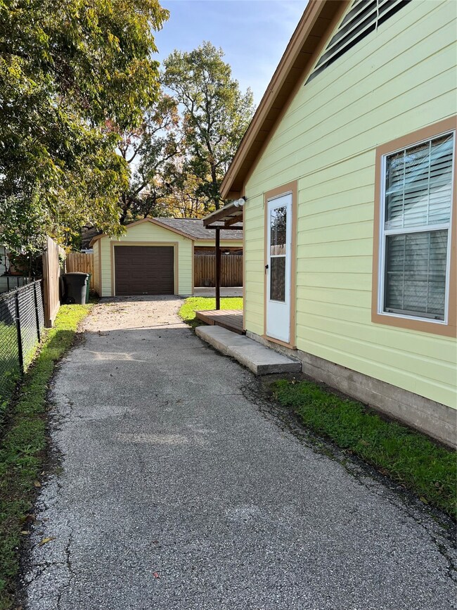 4818 Cetti St, Houston, TX 77009 - photo 4