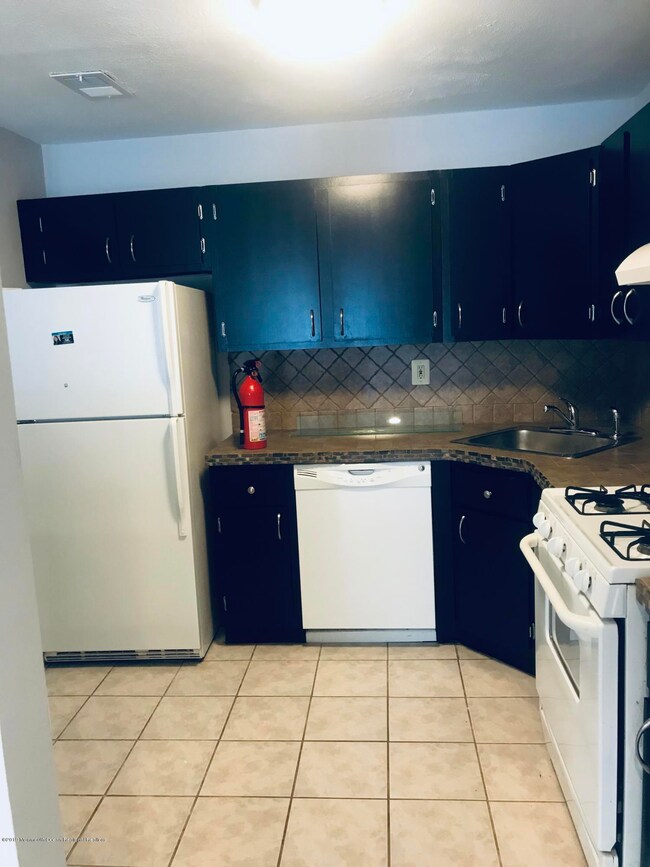 7-1 Seattle Ct, Freehold, NJ 07728 - photo 3