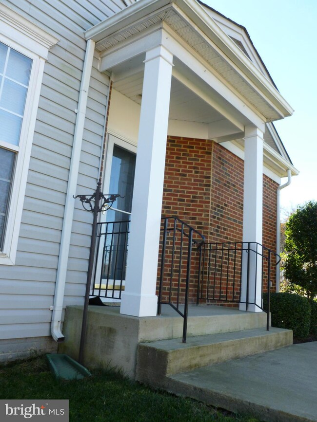 12416 Grantley Ct, Woodbridge, VA 22192 - photo 2