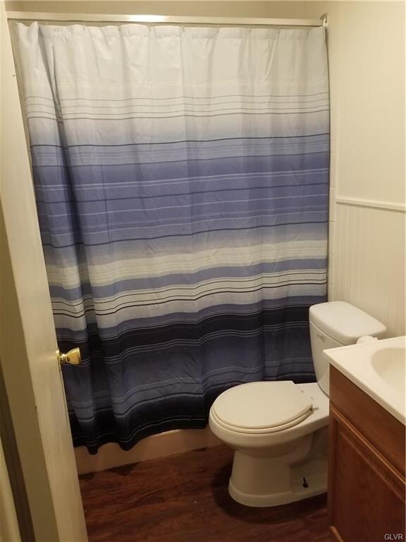 1st Flr Bathroom