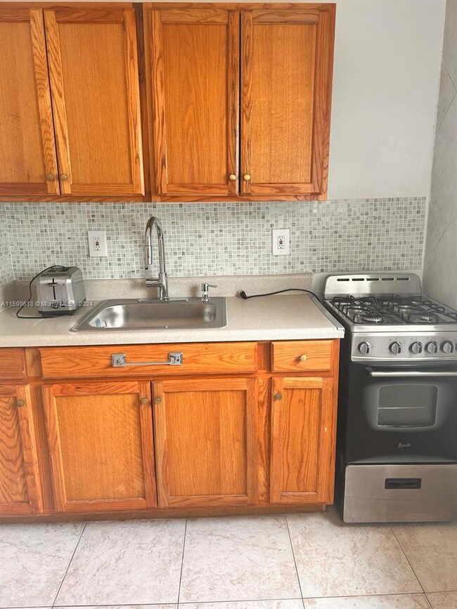 7945 Carlyle Ave unit 4, Miami Beach, FL 33141 - photo 4