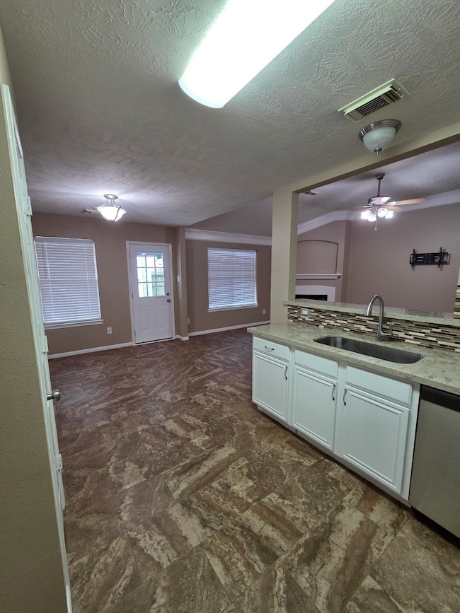 nice kitchen and breakfast room