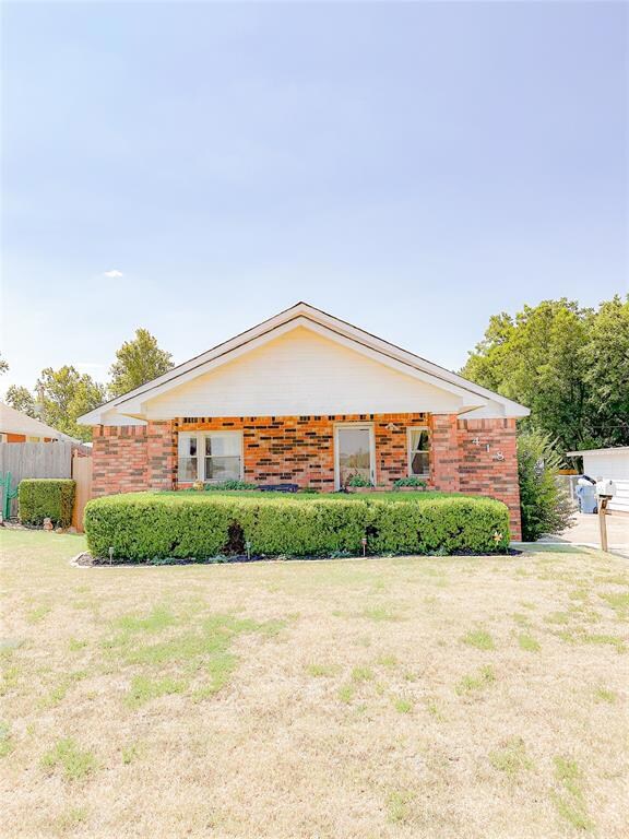 View of front facade featuring a front lawn