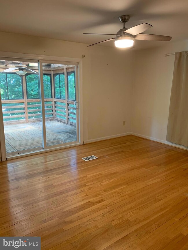 12807 Pine Tree Ln, Fort Washington, MD 20744 - photo 2