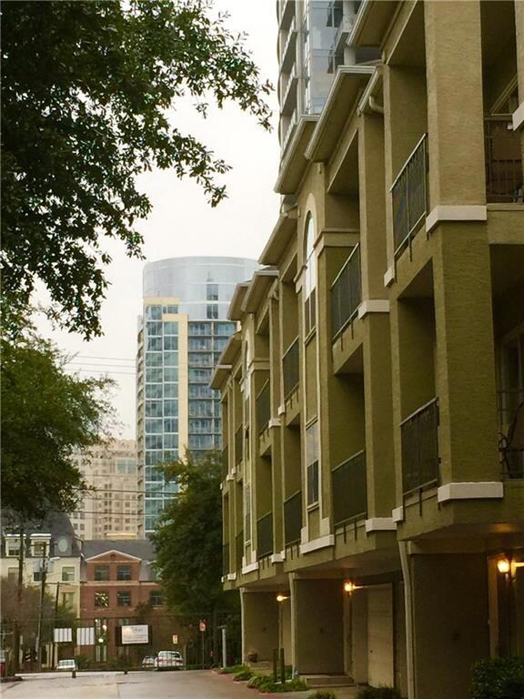 UPTOWN TOWNHOUSE / GATED COMMUNITY: One bedroom w 
