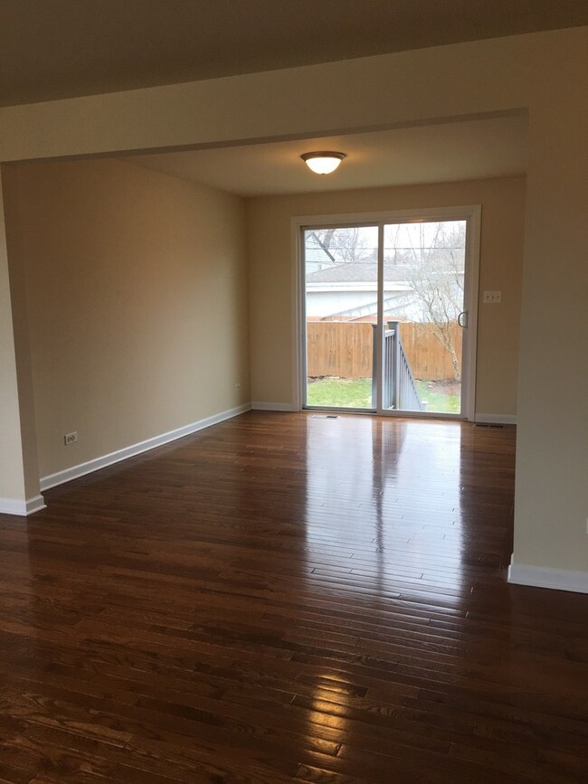 118 Del Rio Rd, Carpentersville, IL 60110 - photo 6