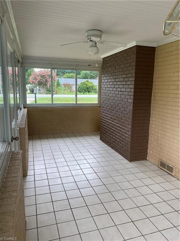 4368 Glenn Hi - Sunroom