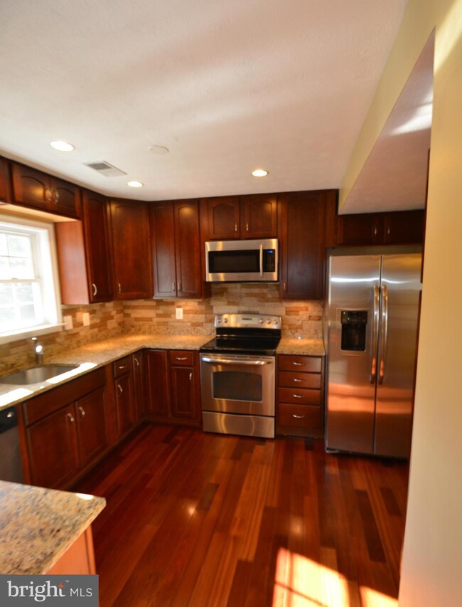 1604 Brimfield Cir, Sykesville, MD 21784 - photo 4