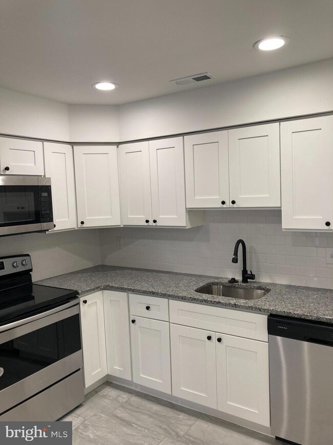 101 Pamela Ct unit 605, Levittown, PA 19057 - photo 4