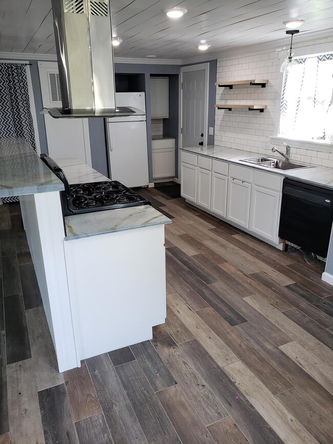 911 S Woodland Dr, Mandan, ND 58554 - photo 2