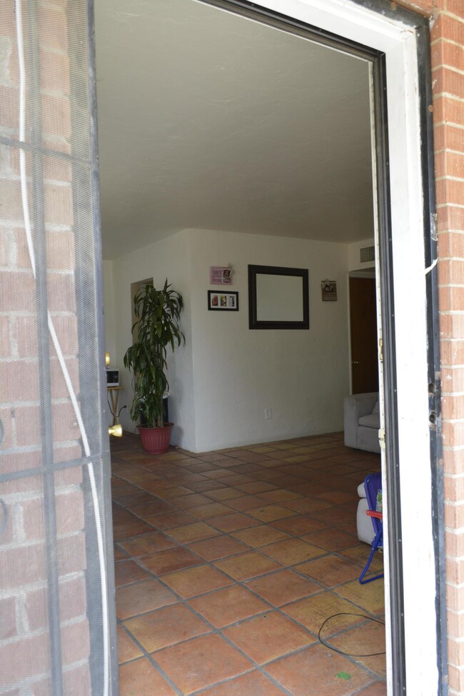 4633 E 17th St, Tucson, AZ 85711 - photo 6