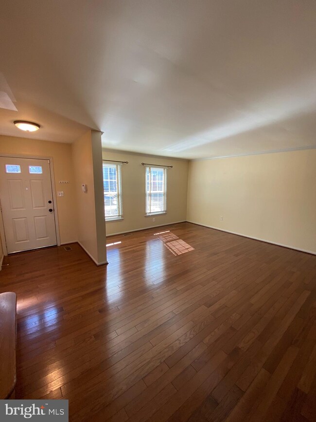 10314 Mockingbird Pond Ct, Burke, VA 22015 - photo 3