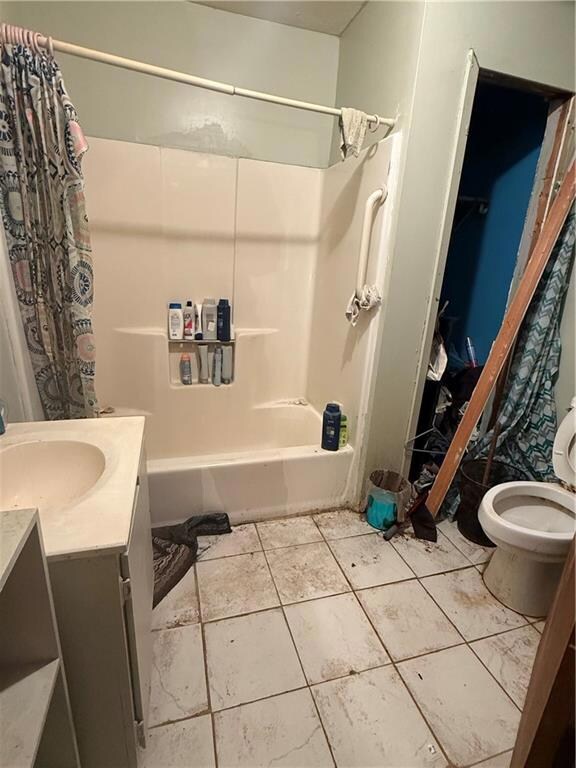 Full bathroom featuring vanity, toilet, shower / b