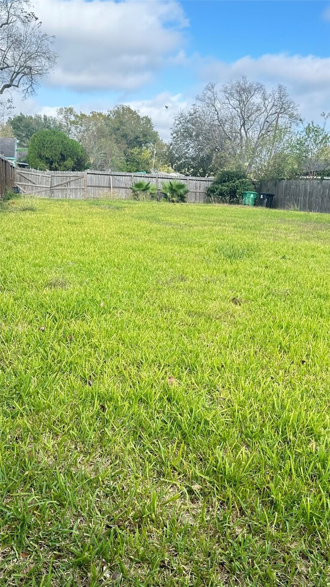 4846 Pershing St, Houston, TX 77033 - photo 5