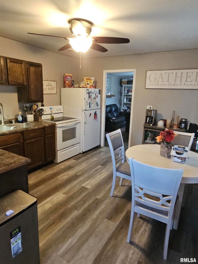 1612 Koch St, Pekin, IL 61554 - photo 5