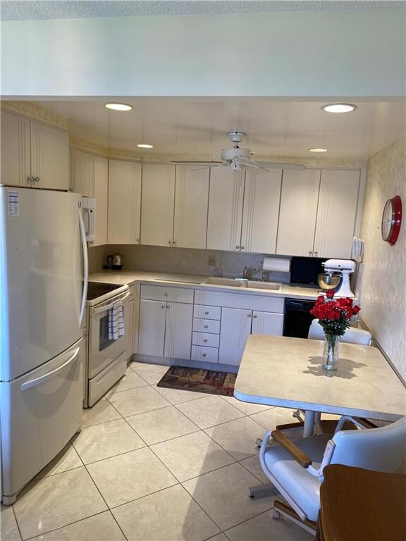 Kitchen has recessed lighting, newer appliances an