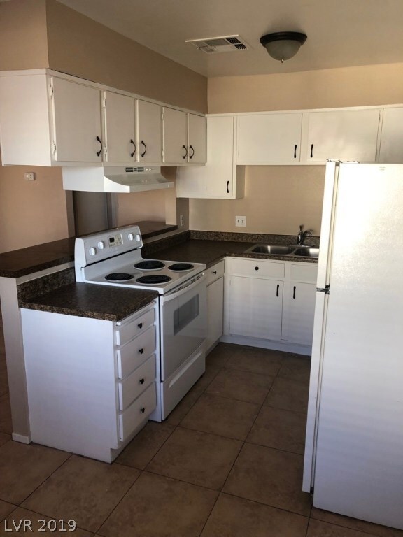 Kitchen with breakfast bar