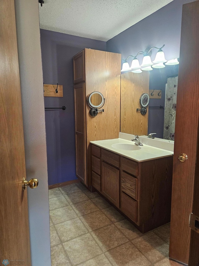 Bathroom -hollywood bath upstairs.jpg