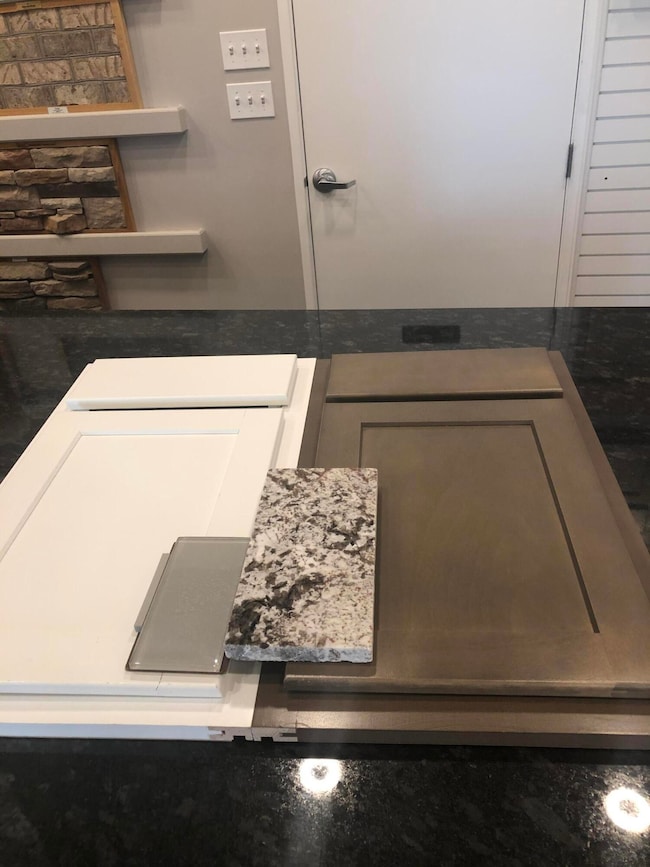 Kitchen cabinets Benton White, Island Burlap, Tier 3 Bianco Antico Granite