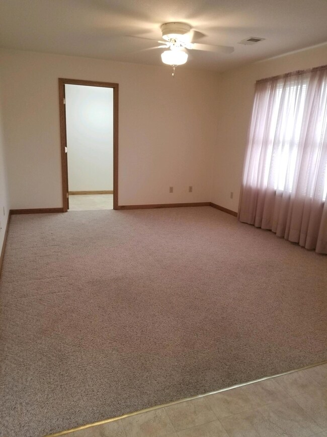 3794 Yale den