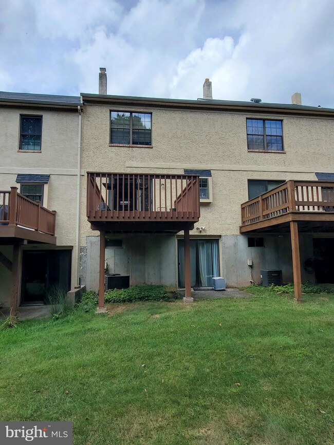 520 Bassett Ln, Norristown, PA 19403 - photo 3