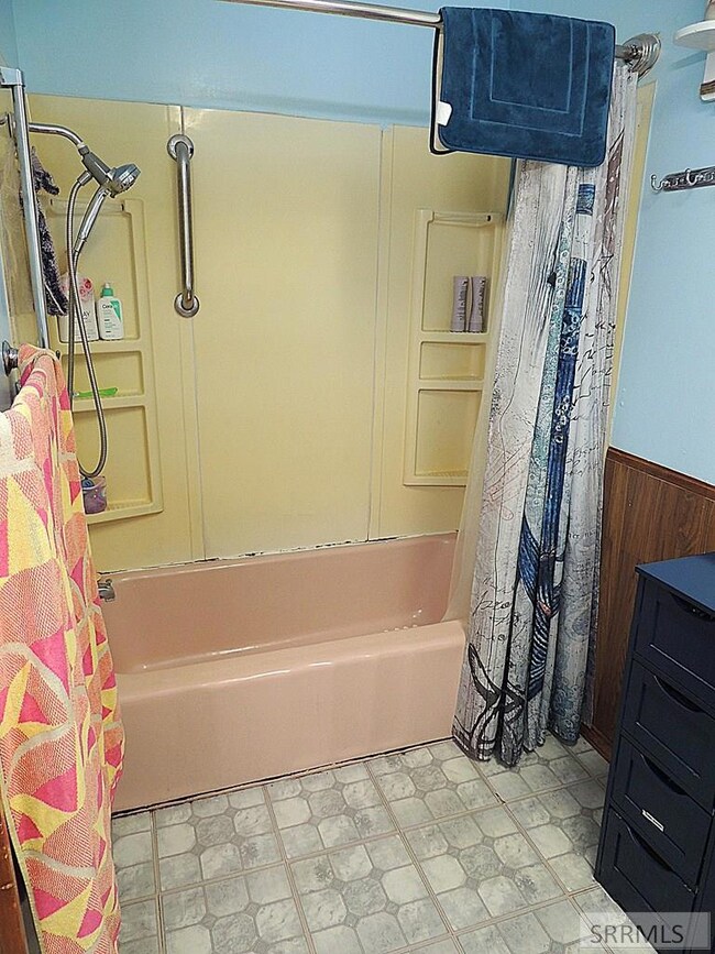 Tub/shower combo in bathroom