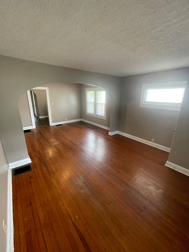 896 N Gladstone Ave, Indianapolis, IN 46201 - photo 3