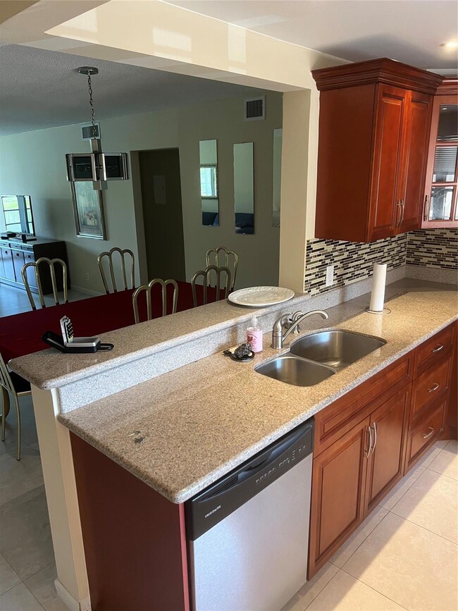 4301 Martinique Cir unit L2, Coconut Creek, FL 33066 - photo 3