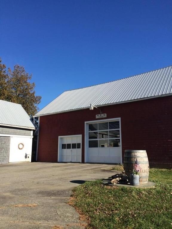 Parking area in front of the barn.