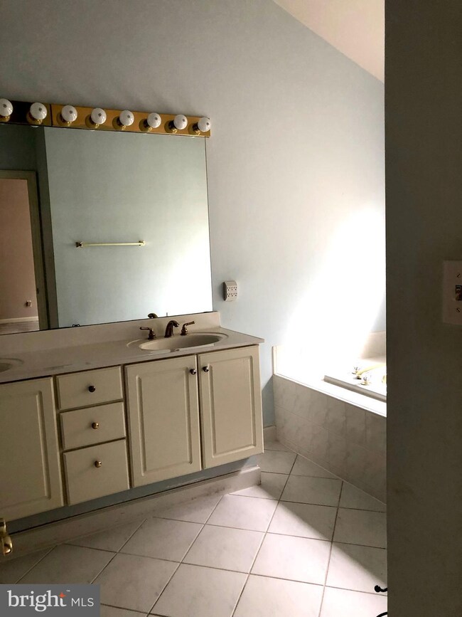 4020 Dogberry Ln, Fairfax, VA 22033 - photo 7