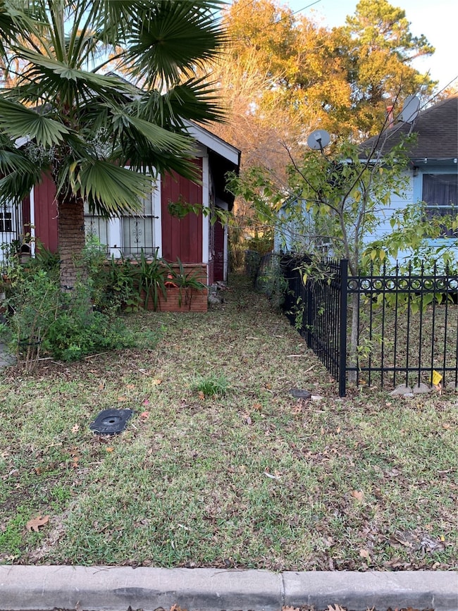 617 E 6th 1/2 St, Houston, TX 77007 - photo 3