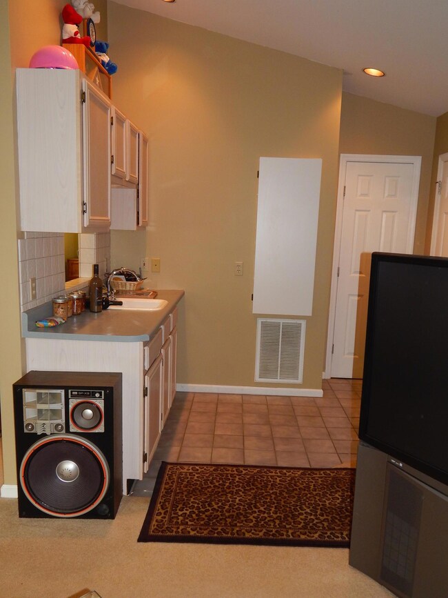 17 Westover Drive Wet Bar Area David Poz