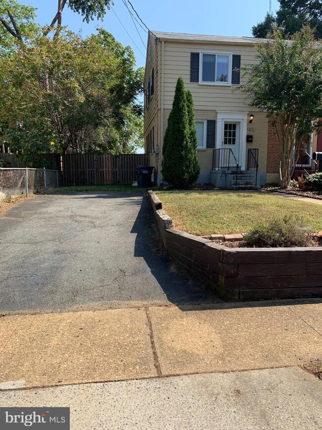 5711 Fenwick Dr, Alexandria, VA 22303 - photo 2