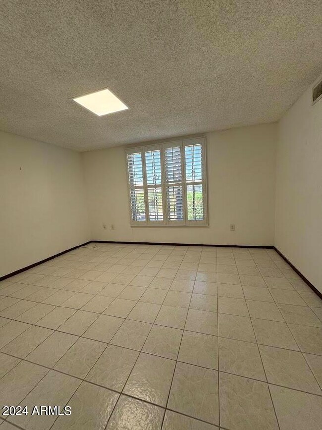 10557 W Pineaire Dr, Sun City, AZ 85351 - photo 5