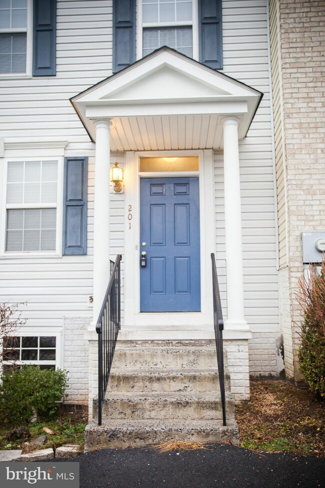 201 Hupps Hill Ct, Strasburg, VA 22657 - photo 3