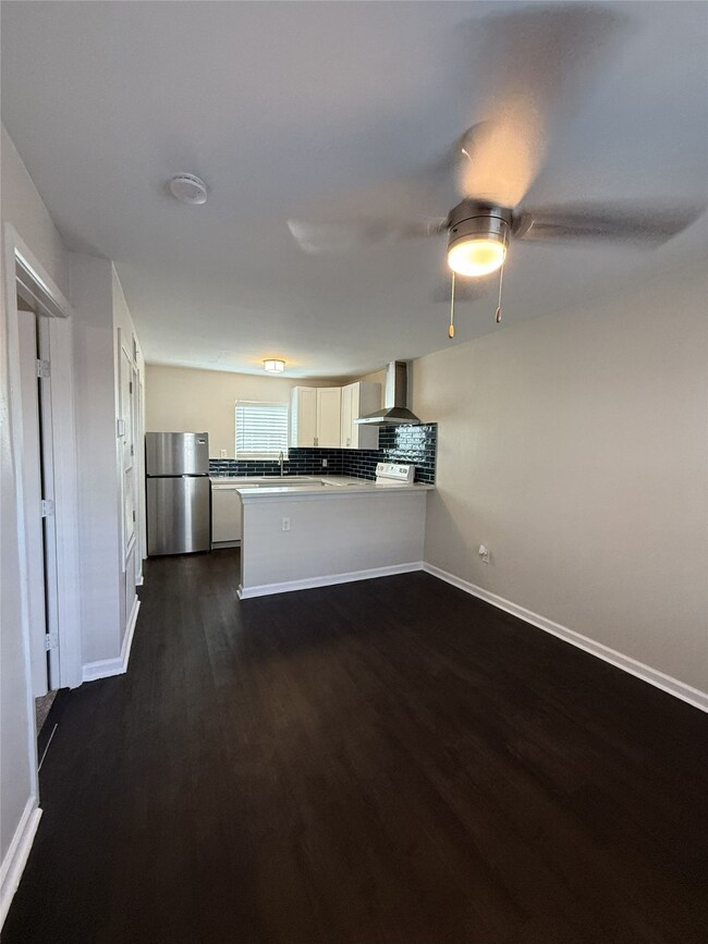 1824 Thonig Rd unit 7, Houston, TX 77055 - photo 7