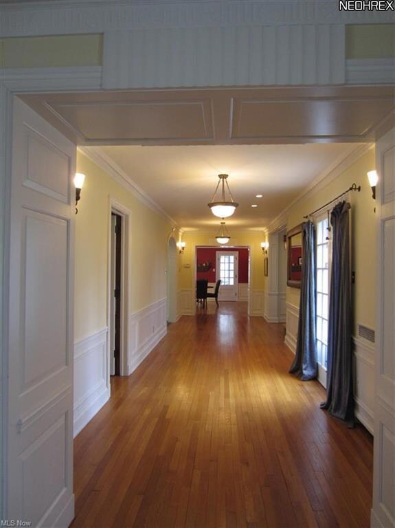 Grand gallery hall connecting the dining room at o